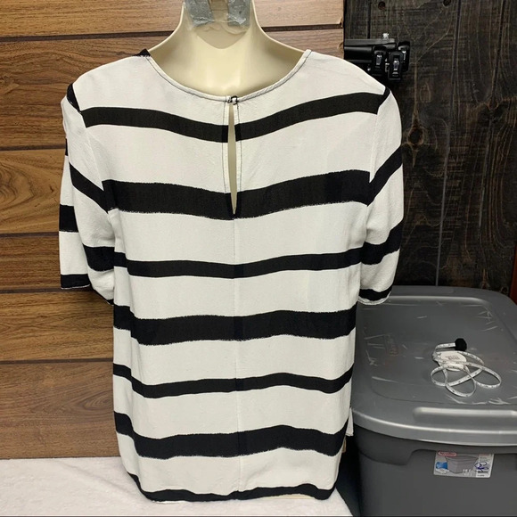 H&M size 14 back/cream striped top perfect for vacation or casual wear - Picture 9 of 9
